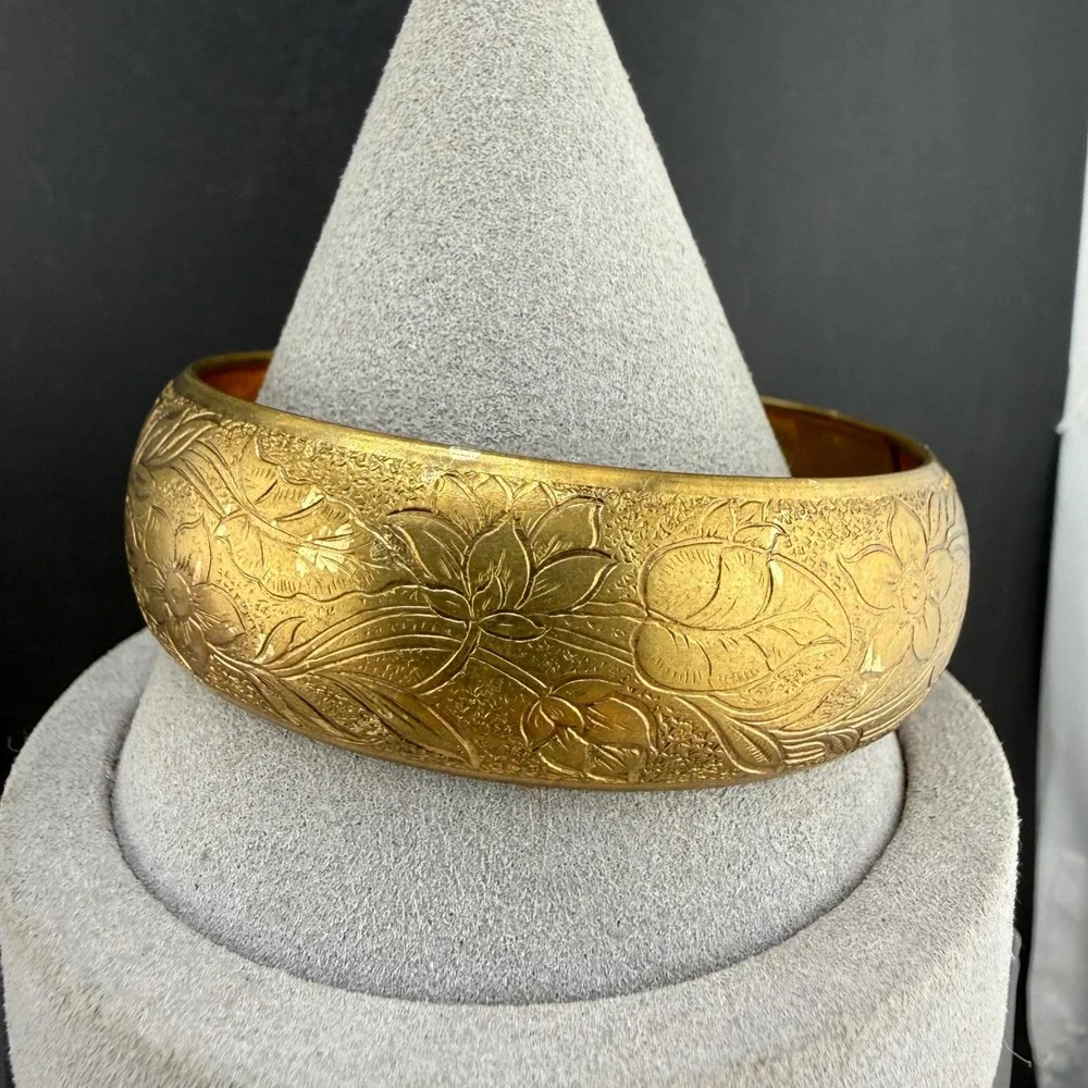Vintage Bangle Bracelet Gold Tone Embossed Floral Leaf Textured Wide 8.5in